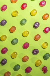 Reihen von Bonbons auf hellgrünem Hintergrund - DEGF000065