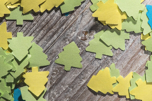 Coloured paper shaped like fir trees on wood - DEGF000066