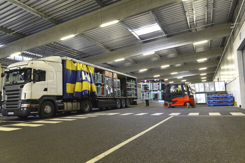 Lkw in einem Parkhaus - LYF000401