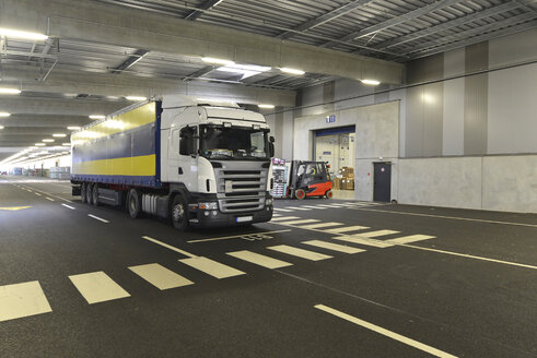 Lkw in einem Parkhaus - LYF000402