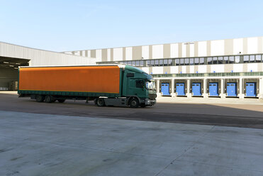 Truck at a loading bay - LYF000405
