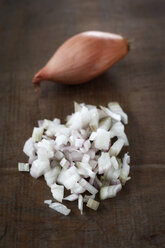 Whole and chopped shallot on brown ground - EVGF001040