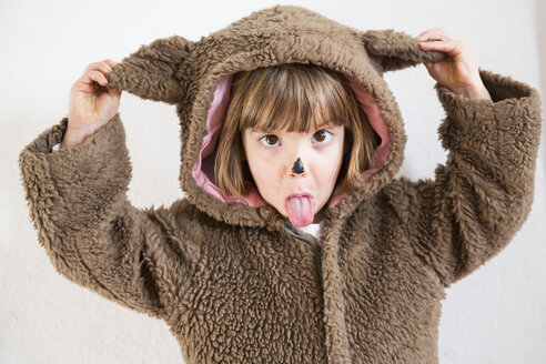 Porträt eines kleinen Mädchens, das sich als Bär verkleidet und ein Gesicht macht - LVF002457