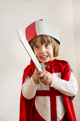 Porträt eines kleinen Mädchens, das sich als Ritter verkleidet, lizenzfreies Stockfoto