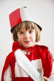 Porträt eines kleinen Mädchens, das sich als Ritter verkleidet - LVF002462