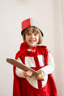 Porträt eines kleinen Mädchens, das sich als Ritter verkleidet - LVF002460