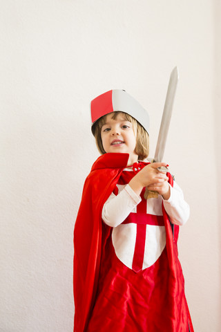Porträt eines kleinen Mädchens, das sich als Ritter verkleidet, lizenzfreies Stockfoto