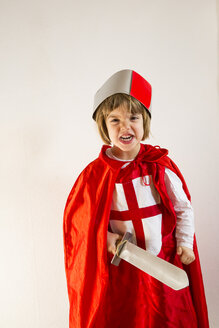 Porträt eines kleinen Mädchens, das sich als Ritter verkleidet und ein Gesicht macht - LVF002463