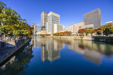 Japan, Osaka, Nakanoshima-Viertel, Wolkenkratzer am Wasser - THAF001033