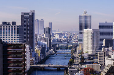 Japan, Osaka, Stadtteil Nakanoshima, Stadtbild mit Yodo-Fluss - THAF001027