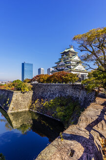 Japan, Osaka, Park mit Schloss Osaka - THAF001022