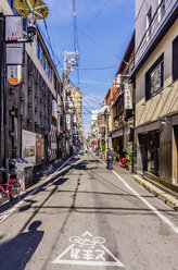 Japan, Osaka, Straße im Bezirk Shinsaibashi - THAF001011