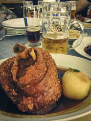 Bayrische Hax'n, traditionelles bayerisches Gericht einer gegrillten Schweinshaxe mit Kartoffelknödel - ABAF001586
