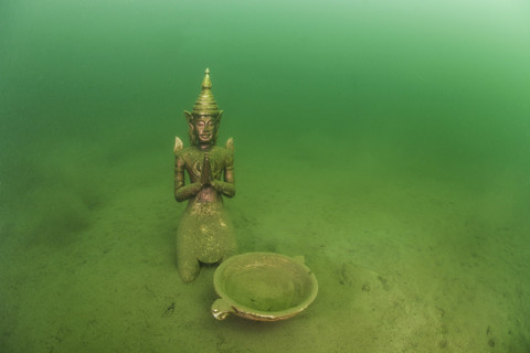 Österreich, Steiermark, Grublsee, betende Buddha-Statue, lizenzfreies Stockfoto