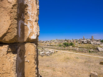 Italien, Sizilien, Provinz Trapani, Selinunt, Blick auf die Ausgrabungsstätte - AMF003446