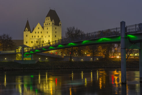 Deutschland, Bayern, Ingolstadt, Blick auf das beleuchtete Neue Schloss bei Nacht - MABF000293