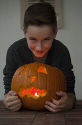 Porträt eines Jungen mit Jack O'Lantern - PAF001102