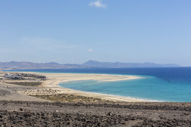 Spanien, Kanarische Inseln, Fuerteventura, Risco del Paso, Blick auf Playa de Sotavento - MABF000291