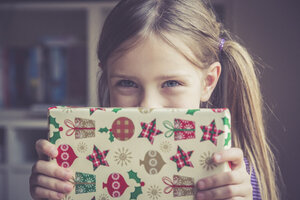 Kleines Mädchen mit Weihnachtsgeschenk - SARF001161