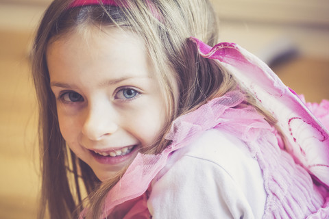 Porträt eines lächelnden kleinen Mädchens, das sich als Fee verkleidet hat, lizenzfreies Stockfoto