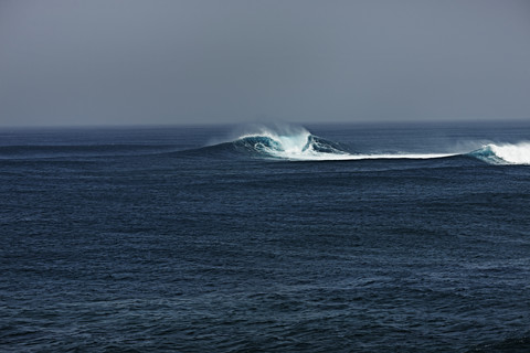 Spanien, Kanarische Inseln, Fuerteventura, Surfen auf dem Meer, lizenzfreies Stockfoto