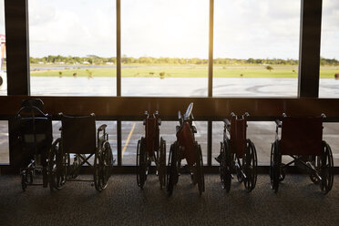 USA, Hawaii, Reihe von geparkten Rollstühlen am Flughafen - STK001098