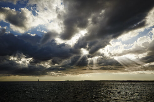 Spanien, Balearen, Mallorca, Meer und bewölkter Himmel in der Dämmerung - STKF001091