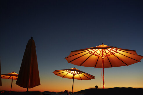 Spanien, Balearische Inseln, Mallorca, beleuchtete Sonnenschirme bei Sonnenuntergang - STKF001088