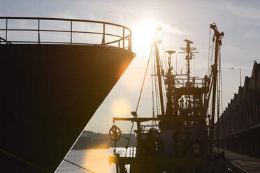 Niederlande, Scheveningen, Blick auf Schiffe im Hafen im Gegenlicht - STKF001085