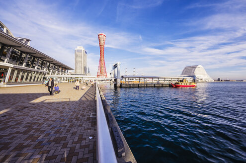Japan, Kobe, Uferpromenade mit Kobe Port Tower - THAF001050