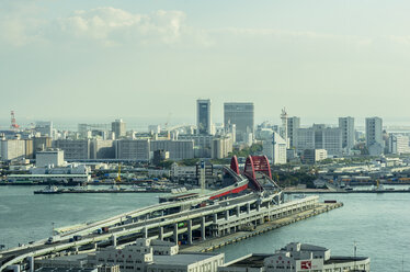 Japan, Kobe, Stadtbild mit Brücke - THAF001053