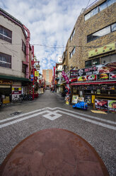 Japan, Kobe, Fußgängerzone mit Gebäuden - THAF001056