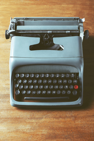 Alte Schreibmaschine auf Holz, lizenzfreies Stockfoto