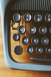 Old typewriter on wood, close-up - EBSF000382