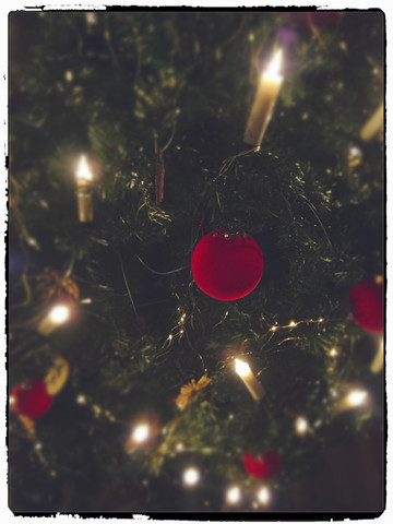 Weihnachtskugeln am Baum, lizenzfreies Stockfoto