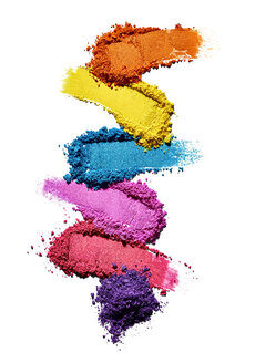 Make-up-Puder in verschiedenen Farben vor weißem Hintergrund - RAMF000008