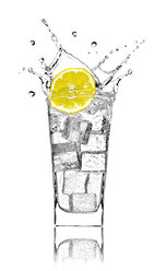 Glas mit Sodawasser, Eiswürfeln und Zitronenscheibe vor weißem Hintergrund - RAMF000013