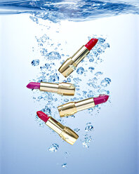 Four waterproofed lipsticks under water - RAMF000015