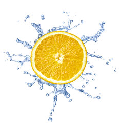 Orangenscheibe mit Wasserspritzer vor weißem Hintergrund - RAMF000018