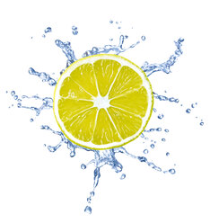 Zitronenscheibe mit Wasserspritzer vor weißem Hintergrund - RAMF000020