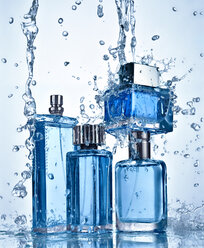 Vier Parfümflaschen unter fließendem Wasser - RAMF000023