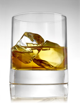 Ein Glas Whiskey auf Eis - RAMF000028