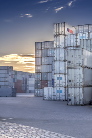 Deutschland, Hamburg, Gestapelte Schiffscontainer im Hafen, lizenzfreies Stockfoto