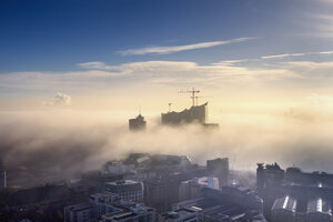Deutschland, Hamburg, Luftaufnahme der Elbphilharmonie und der Stadt im dichten Nebel - NKF000220