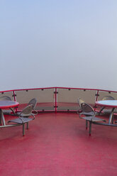 Deutschland, Hamburg, Oberdeck einer Hafenfähre im dichten Nebel - NKF000221