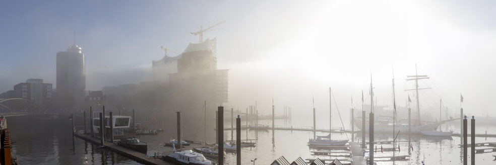 Deutschland, Hamburg, Elbphilharmonie und Hafencity im dichten Nebel - NKF000225
