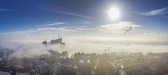 Deutschland, Hamburg, Elbphilharmonie und Hafen ragen aus dem dichten Nebel - NKF000226