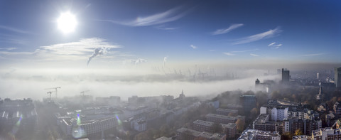 Deutschland, Hamburg, Elbe und Stadt im dichten Nebel, lizenzfreies Stockfoto