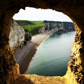 France, Etretat, chalk cliffs at the coast - SEGF000158