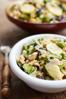 Warmer Salat mit Ackerbohnen, Schalotten, Zucchini, schwarzen Oliven, Minze, Gerste und veganem Käse - HAWF000536